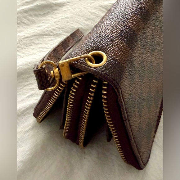 👑✅PRICE FIRM✅ Brown Large Double Zip Compartment Wristlet Wallet. - Picture 11 of 17